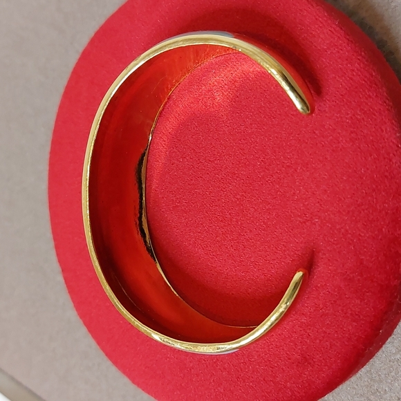 1970's enamel cuff bracelet and earring set - Picture 2 of 7